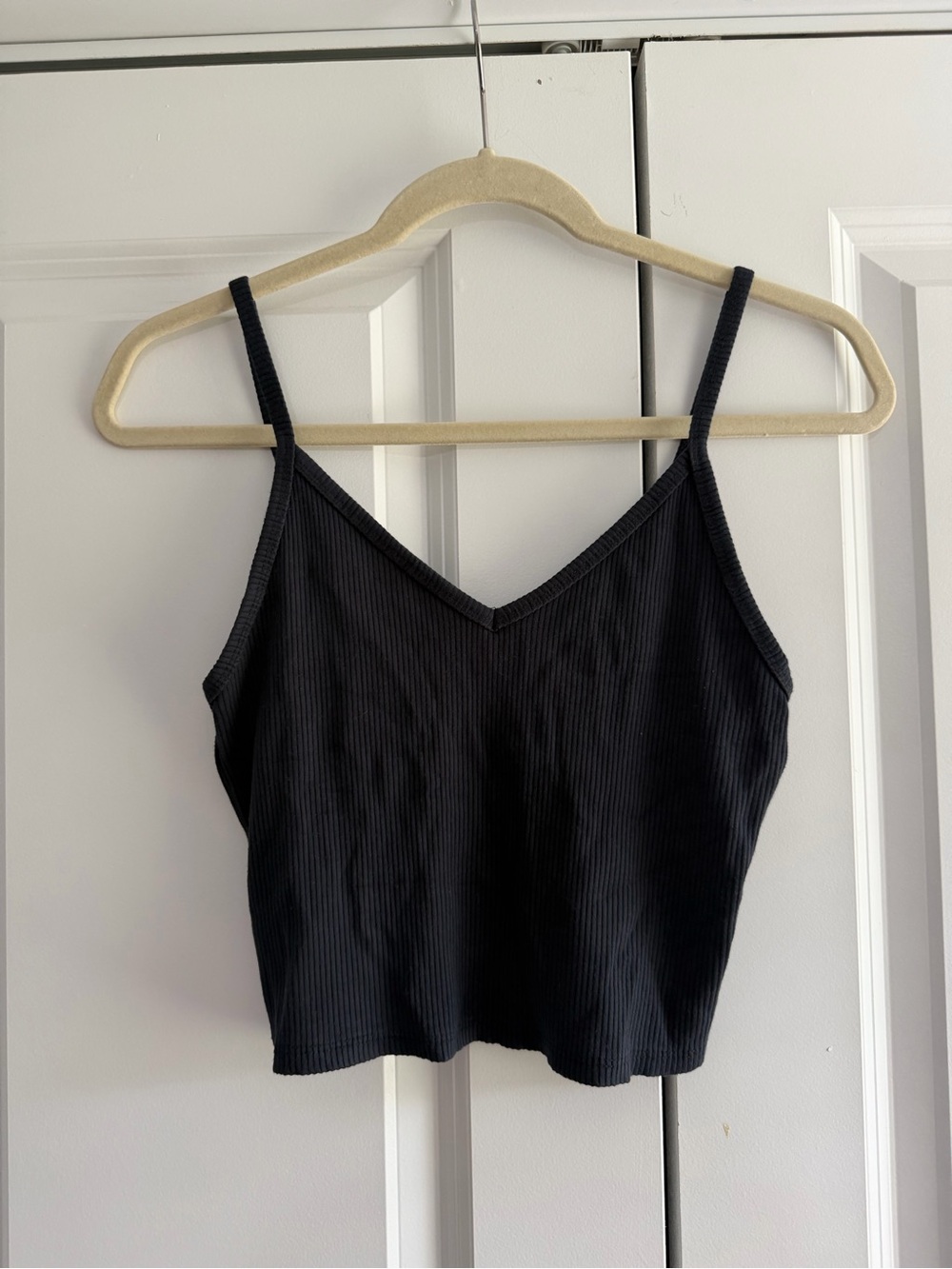 AE Women's Black Ribbed V-Neck Crop Tank Top